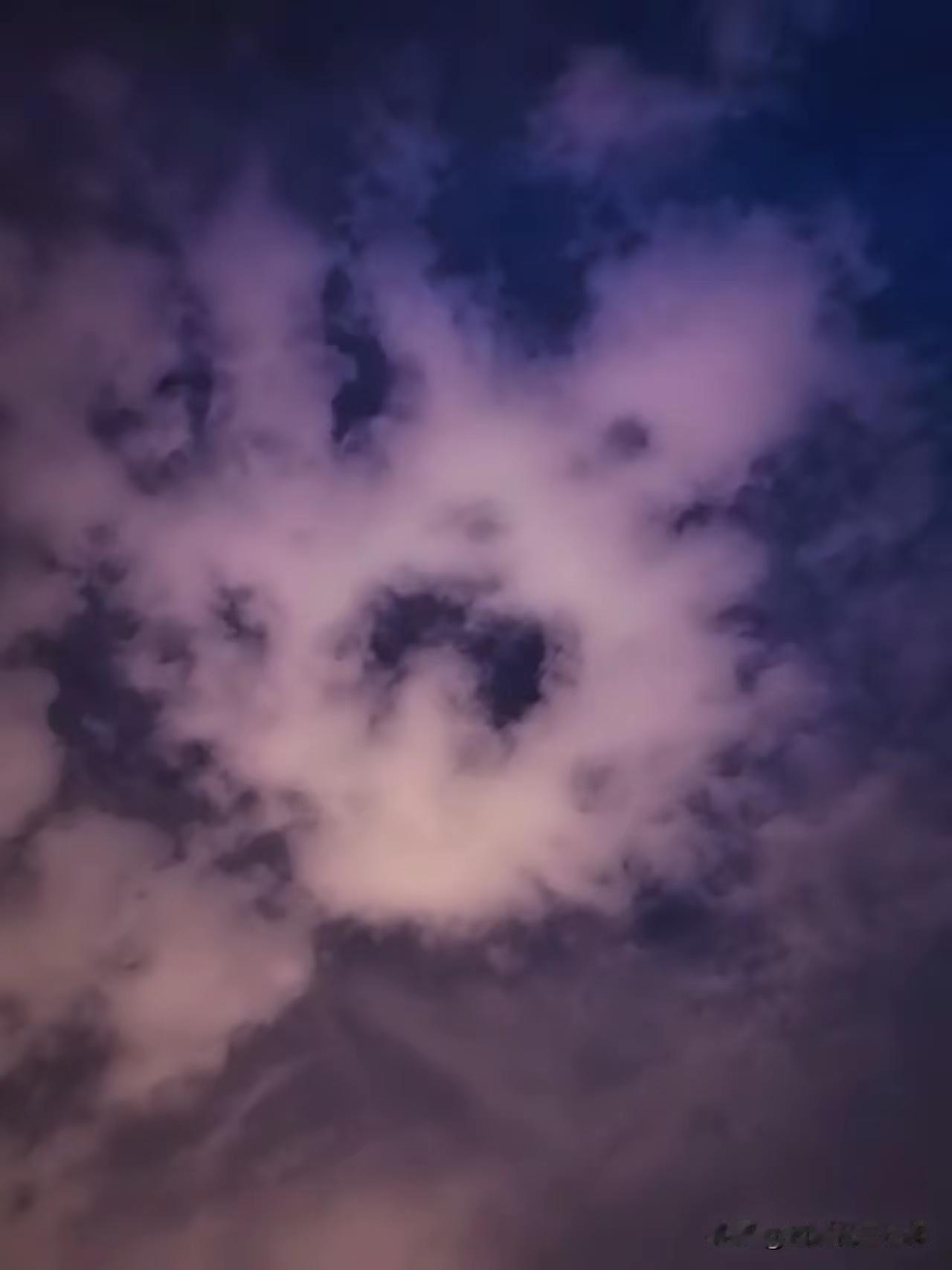 昨晚我做了个梦。
梦里过世的姥姥坐在长凳上，身旁还有我的舅舅。
他喊了我一声，我
