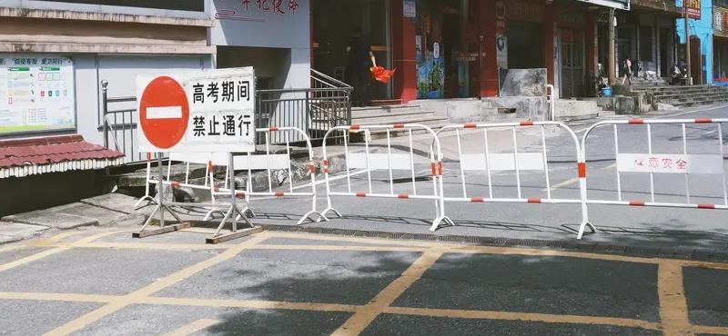 高考出分，先给孩子一个拥抱，好好庆祝一下

无论多少分
都是孩子考出来的
高中三