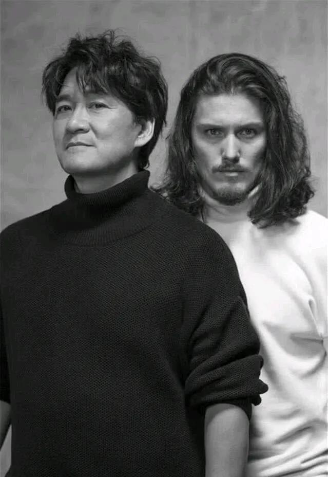 64岁周华健与34岁混血儿子，两个人的长相不能说一模一样，只能说毫无关系。一头波