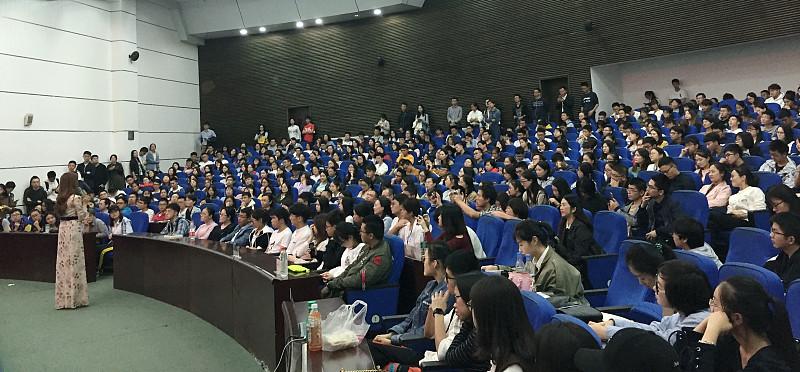 之前刷到那位女教授的“三好”标签火出圈，仔细翻完她所有公开的讲座标题，瞬间笑出声