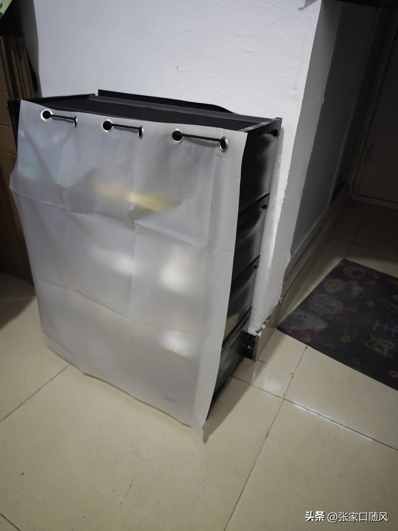 媳妇又开始给我布置工作了，没到家就让我拿快递。快递是鞋架，那我拿回来肯定还是让我