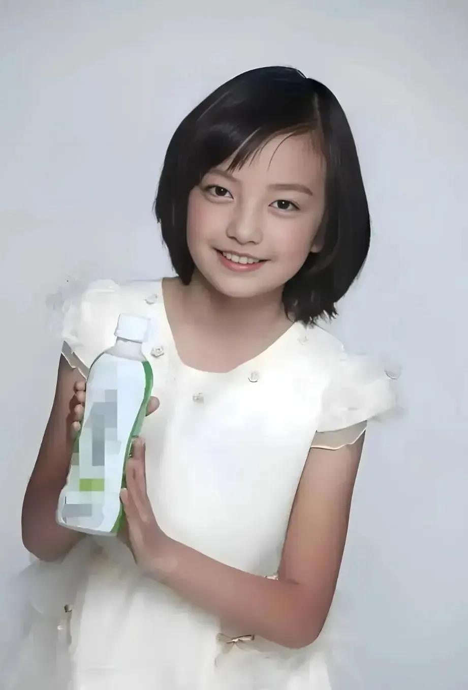 这个小女孩长得好像一部电视剧里的女明星，你知道她是谁了吗？#娱乐#