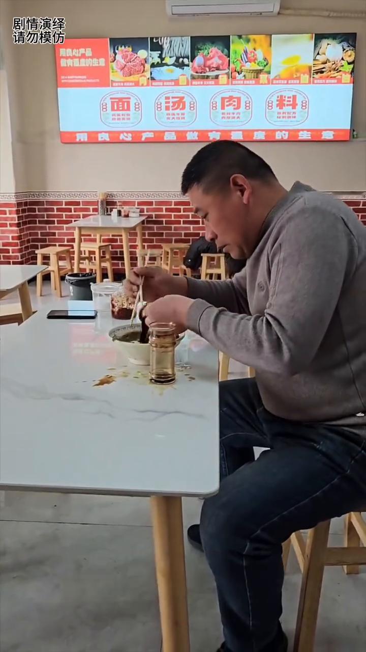 大叔吃面时不小心把醋全倒碗里了，这一幕真的太无奈了。
大叔来到面馆吃饭，就当他去