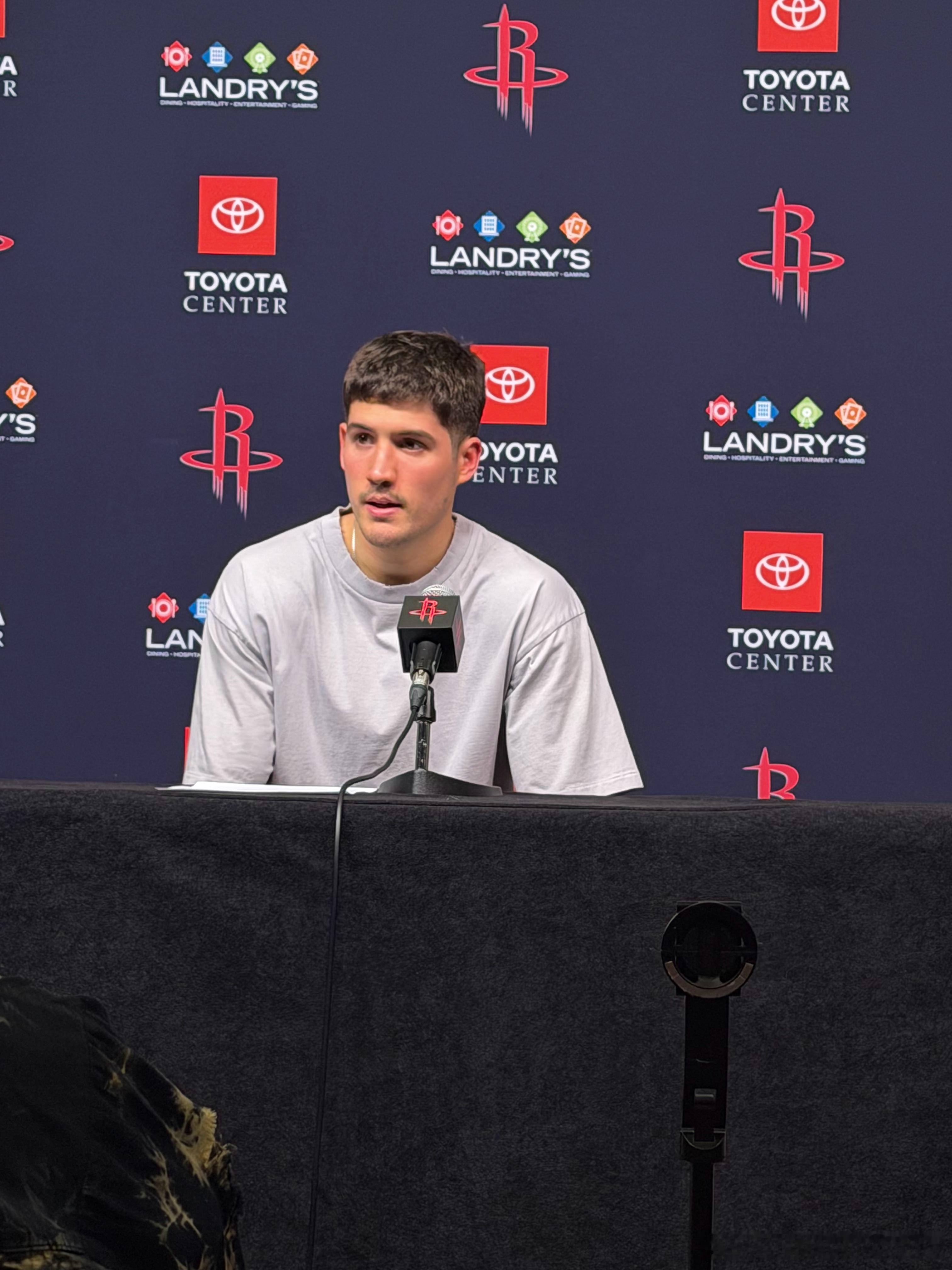 赛后除了老乌，还有这三位参加了发布会火箭喜提西部第三火箭战胜快船