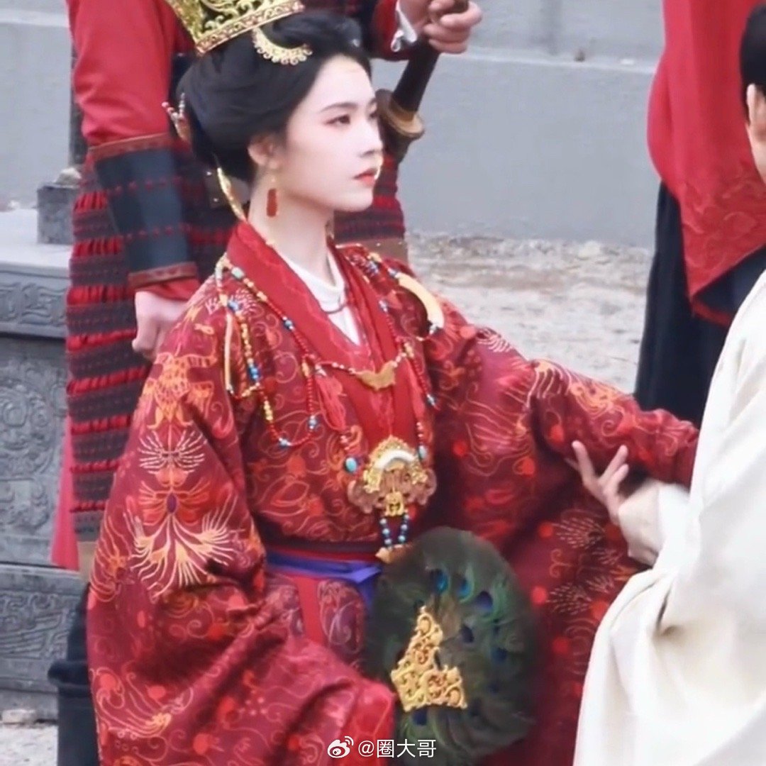 林允归鸾红色婚服造型啊啊啊啊谁懂林允在电视剧《归鸾》的新物料啊，林允归鸾的红色华