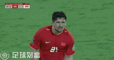 第一个发现李铁有问题的，竟然是洛国富？这场比赛，洛国富表现神勇，一次次利用身体与