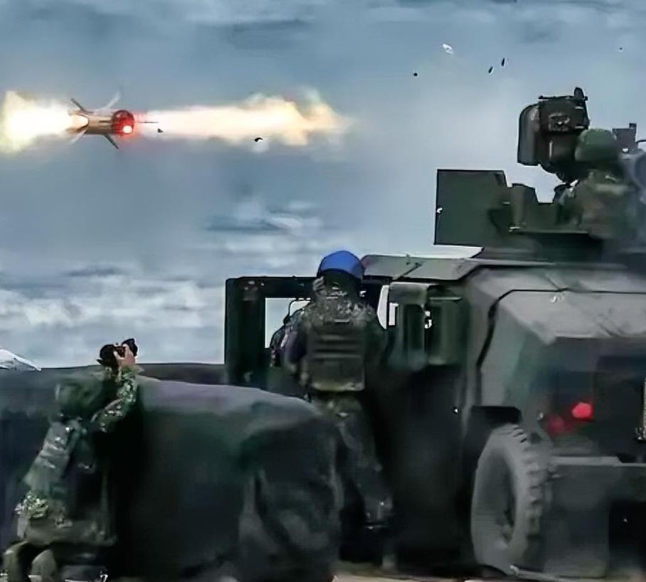 美国暂缓对台军售，背后到底在打什么算盘？特朗普这手操作，明面上像是在示好，实际上