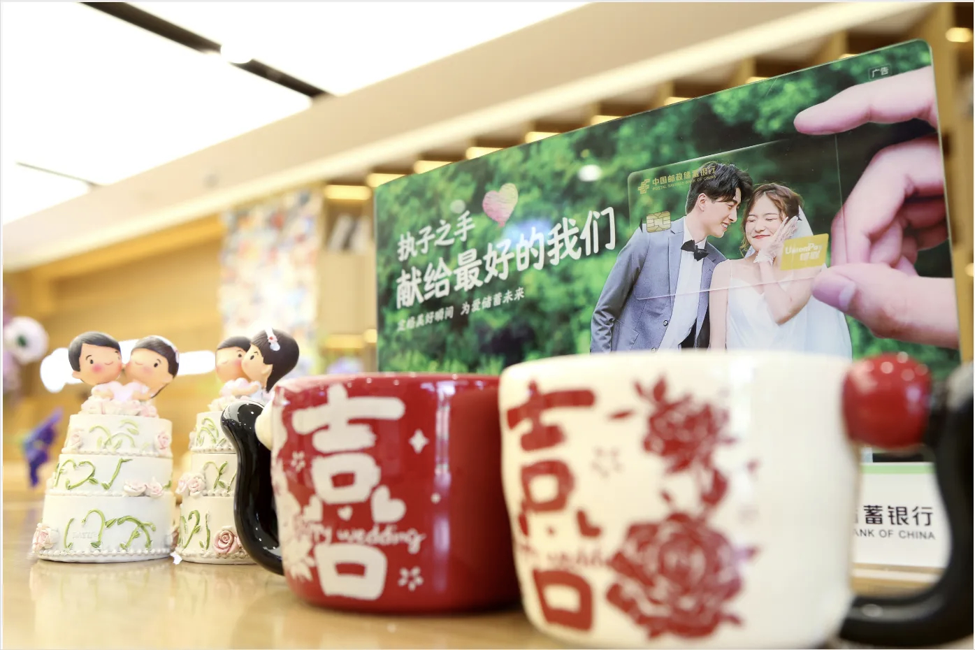 【#银行能办结婚证了#】8月12日，话题“银行能办结婚证了”冲上热搜。近日，天津