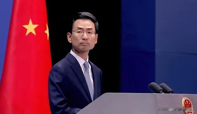 就在高市早苗狂言涉台底线的瞬间，北京的通稿里，“日本政府”四个字突然消失，换成了