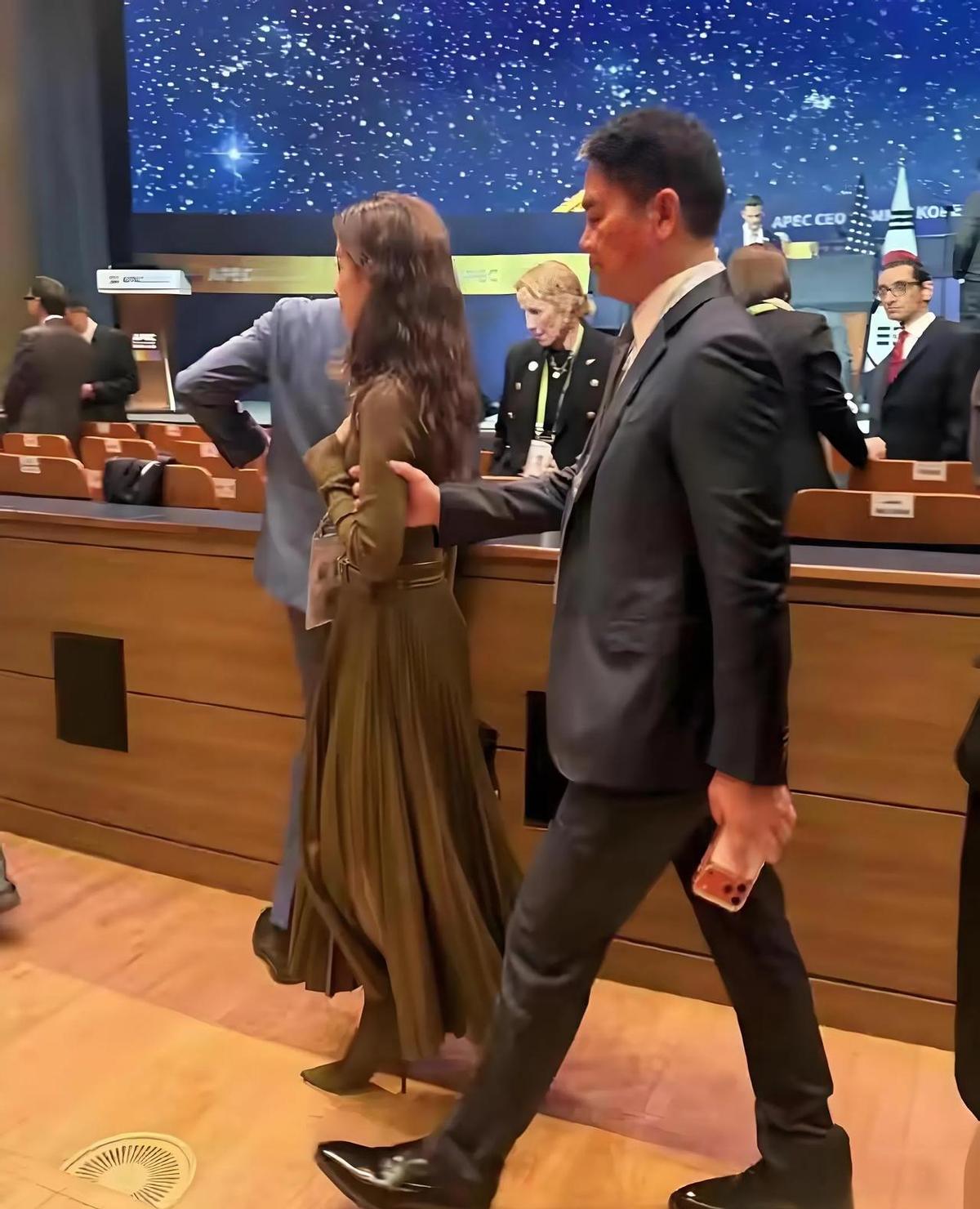 章泽天逛首尔街头，像刚下课的女生，刘强东拎包跟在后头。
没人信这是京东老板娘，更