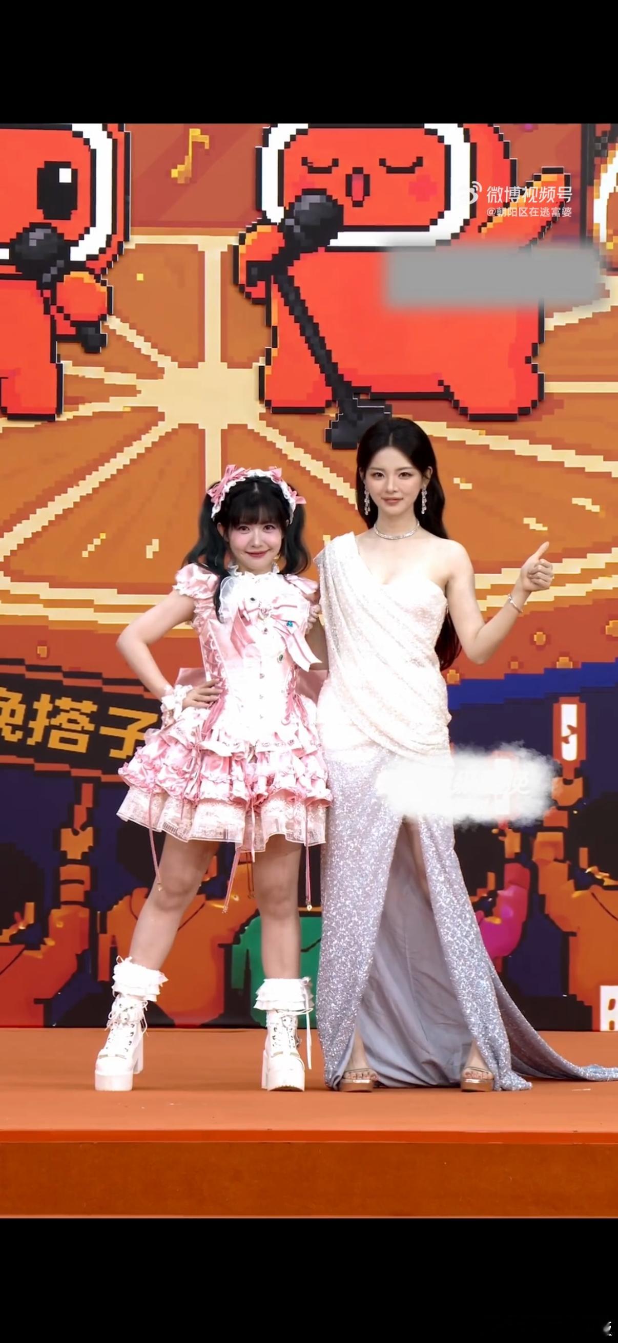 杨超越赖美云模仿海尔兄弟 蓝白配一上身，童年回忆直接攻击我。这俩人模仿得又像又好