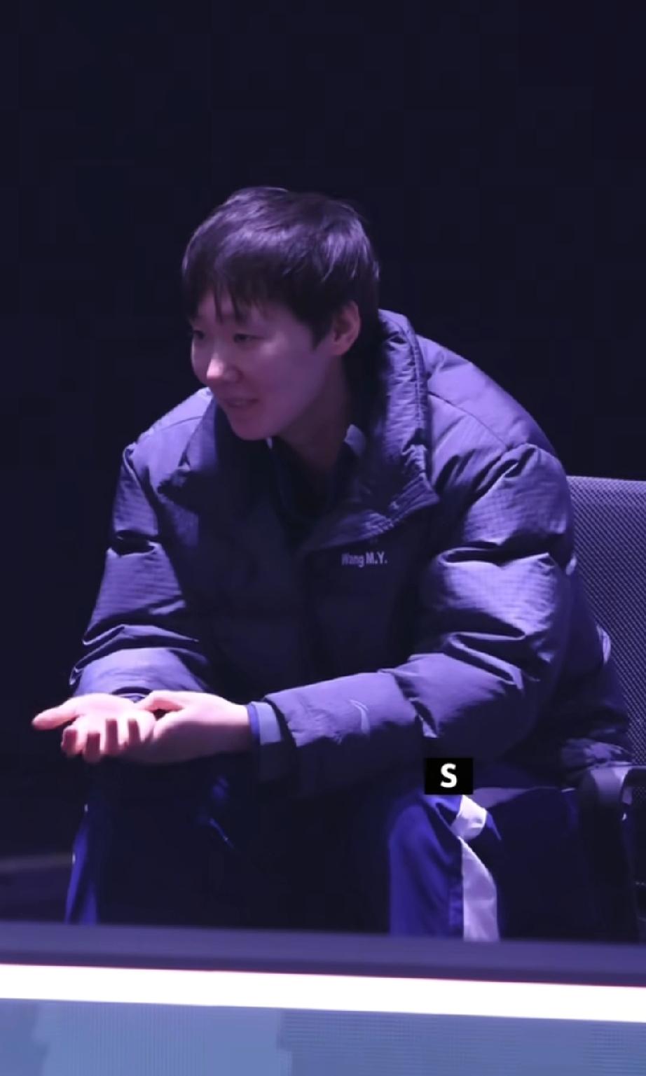 WTT重庆冠军赛最后一晚女单决赛现场，王曼昱与队友和国乒教练团队一起出现在观众席