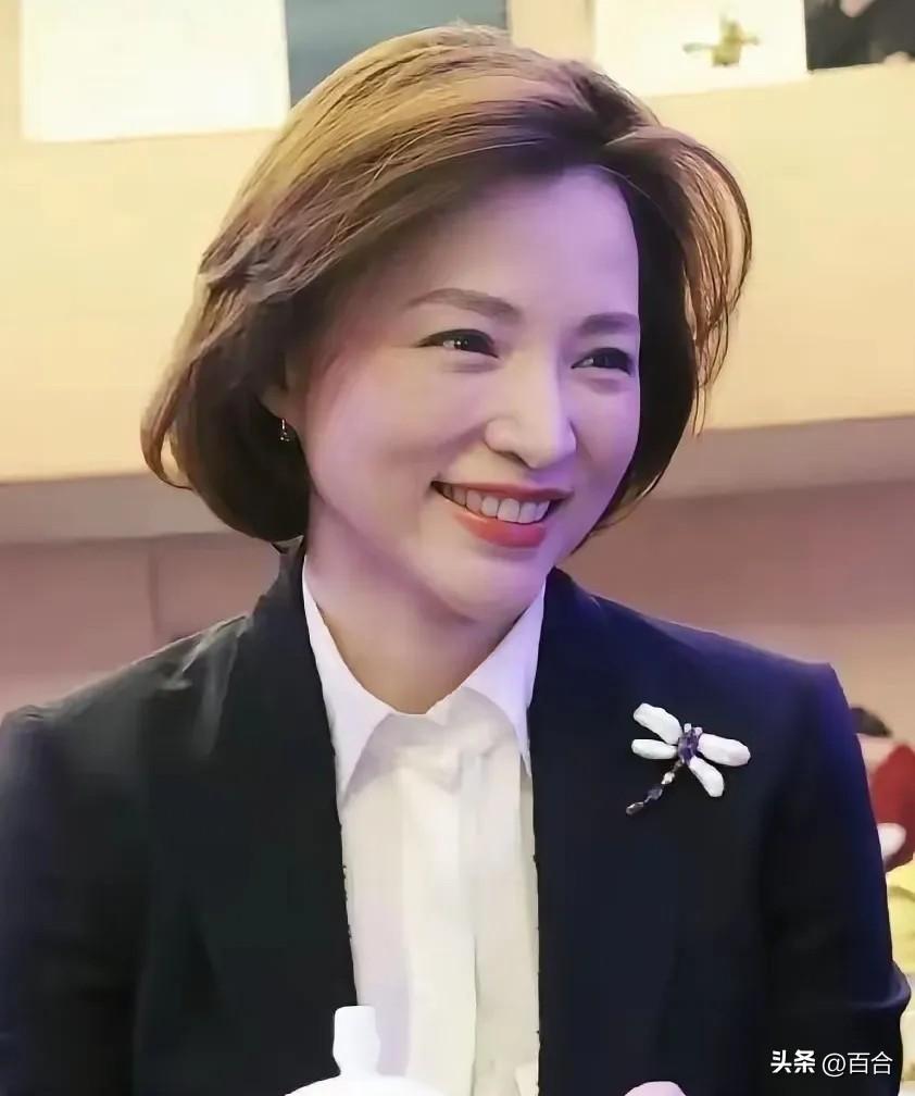 今年春天，董卿送走了患癌7年的母亲。同一时间，她的丈夫、百亿富豪密春雷，已经失联