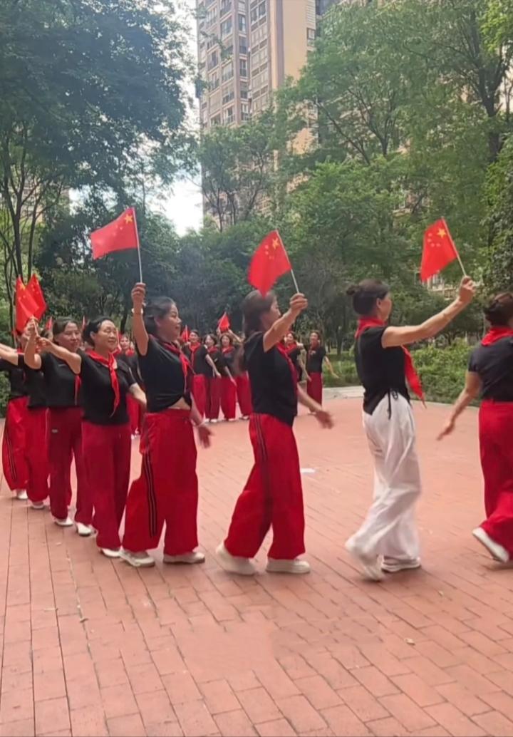 这是“童心未泯”，还是“巨婴返场”？
     既然老年人可以过从前的儿童节，那
