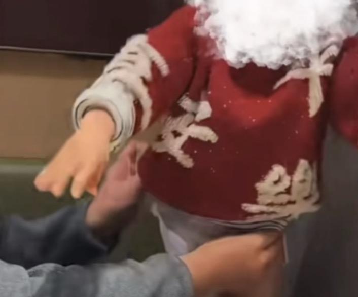 孩子将尿不湿扔进火锅当中，你还要拍下视频给发到网上，不会就你以为这样很可爱吧！