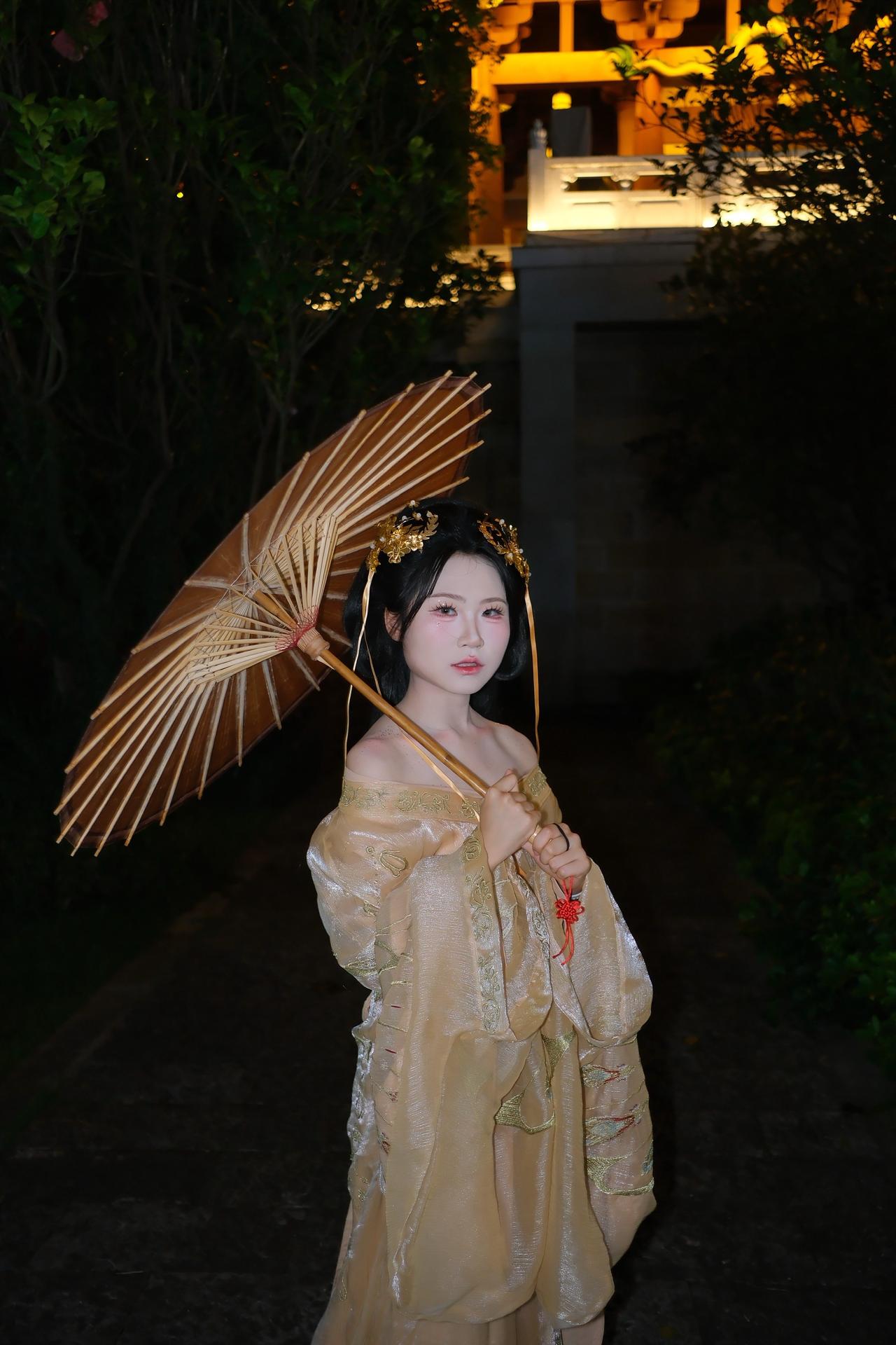 古镇的黑夜，雨后送伞。小姐姐就随便了拍几张汉服物质文化传承 古风文化传承 喜欢古