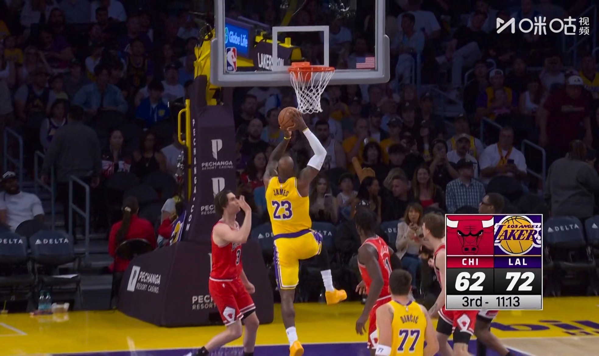 刚说完，来个劈扣 