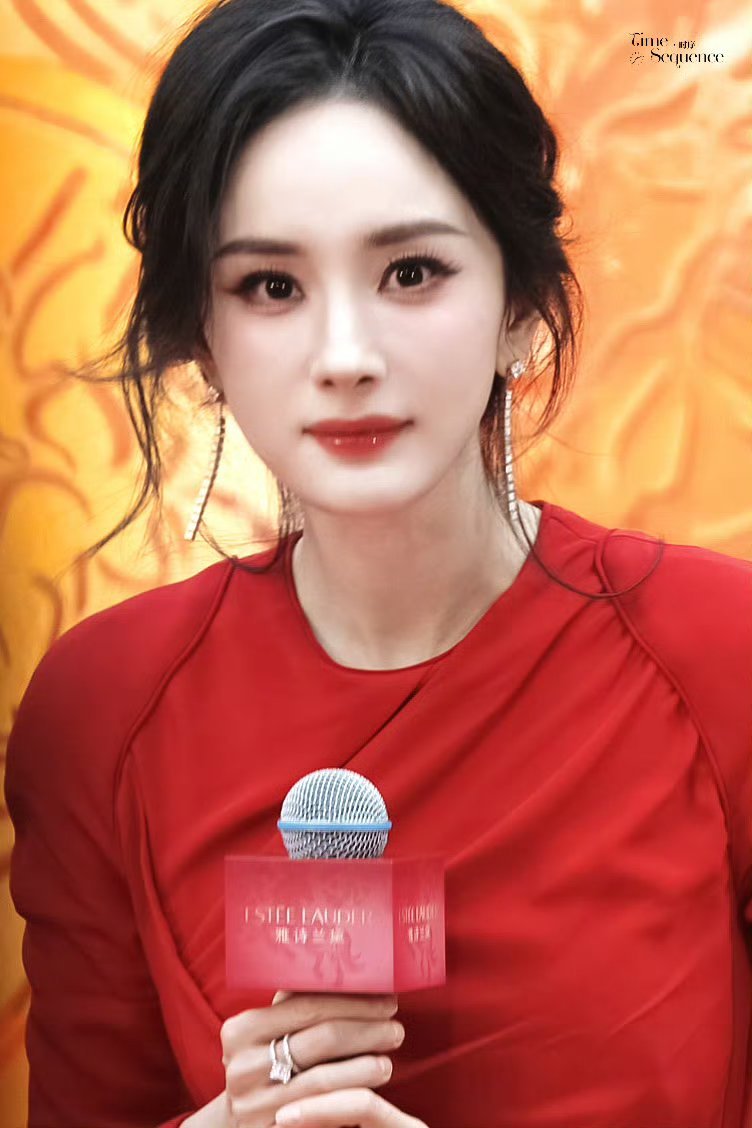 杨幂被叫妈咪的反应谁看了这个造型 不喊一声 “妈幂”好喜欢幂现在的状态 从容