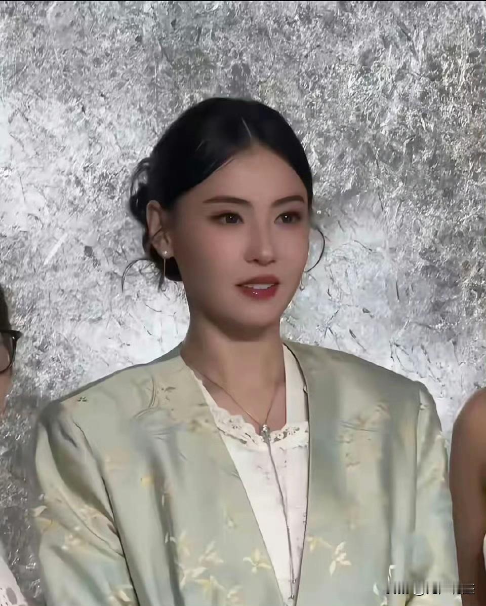 张柏芝再美，年纪也到了，根本拒绝不了医美！
不过医美虽然能让她的脸恢复到18少女