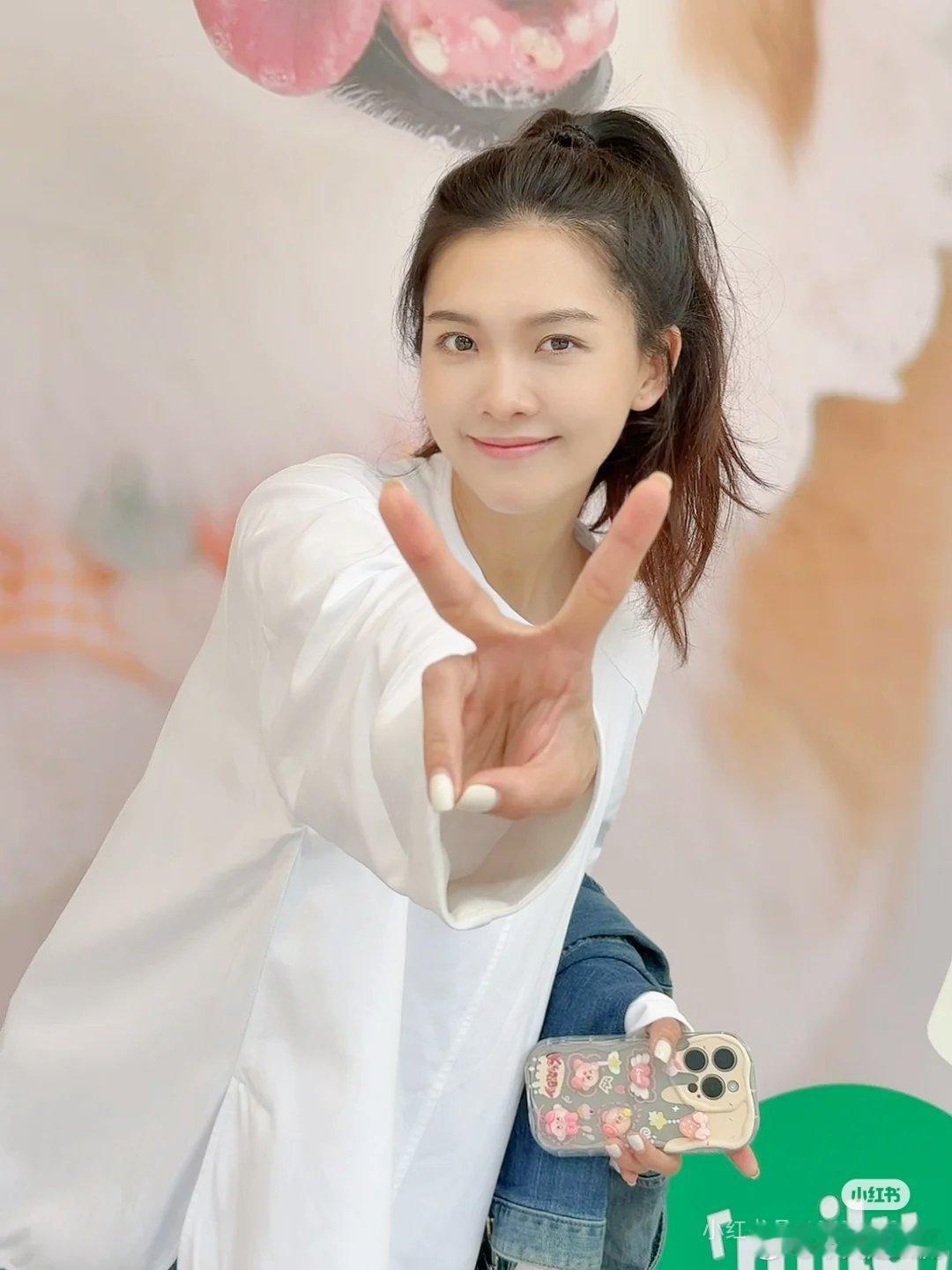 她是不是和迪丽热巴关系很好 