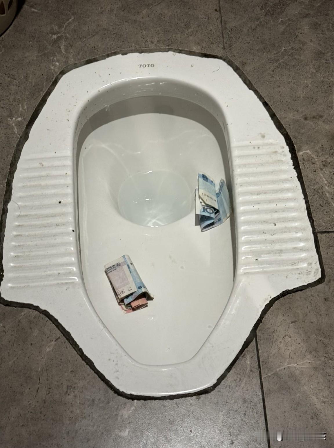 公共场所碰到的一幕，感觉是上个来这里的人提裤子掉的。想问问大家这是该捡还是不该？