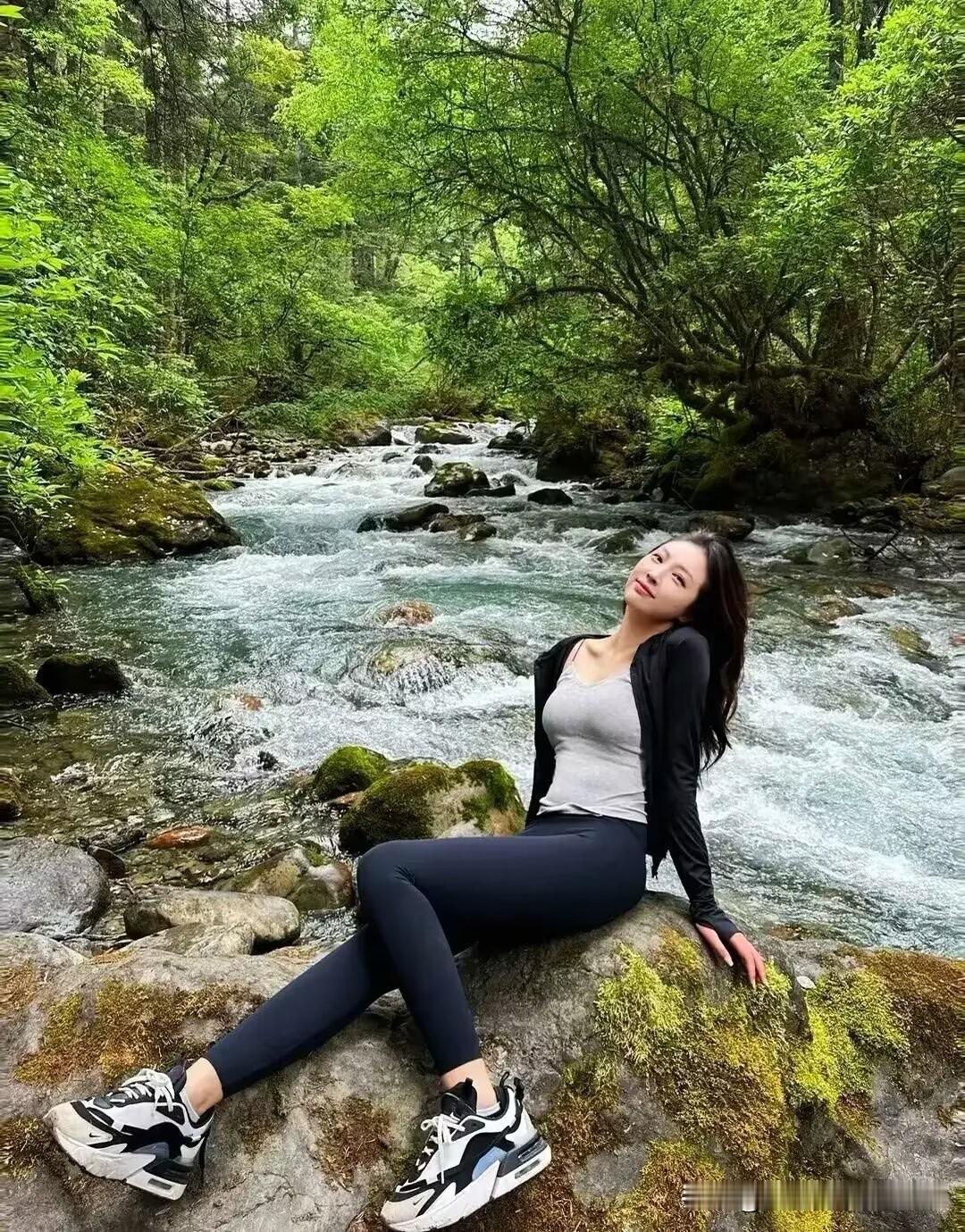 【喝火令·春情】
苇荡群凫闹，河湄百草生。
叶悬琼露鸟欢鸣。
桃杏竞香争艳，何处