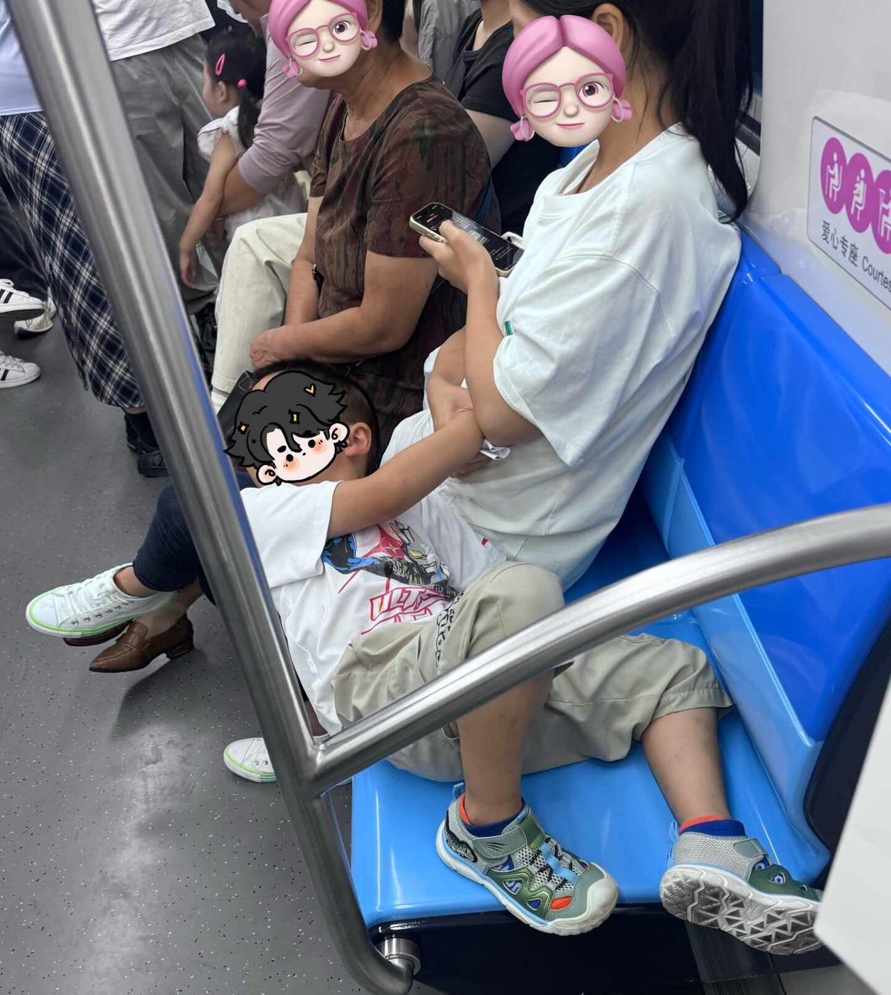 苏州地铁
苏州地铁真的没人管管吗！！小孩脚踢栏杆上，我在栏杆上靠着，踢到我了，旁