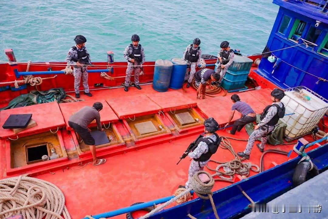 泰国海军海湾查获6万公升走私逃税柴油，无牌渔船及外籍船员全数扣押
泰国皇家海军第