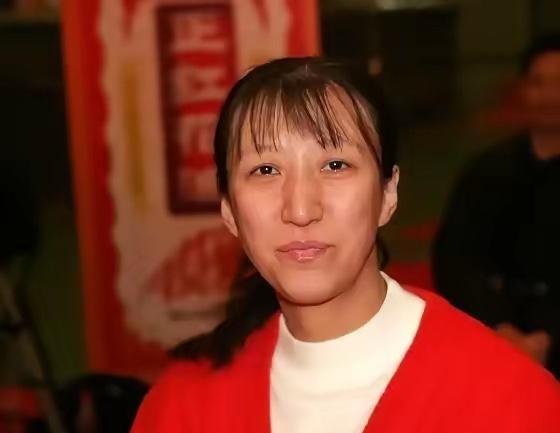 中国女排输给泰国丢奥运直通资格，各大平台一瞬间就炸了。骂的、惋惜的、喊下课的全涌