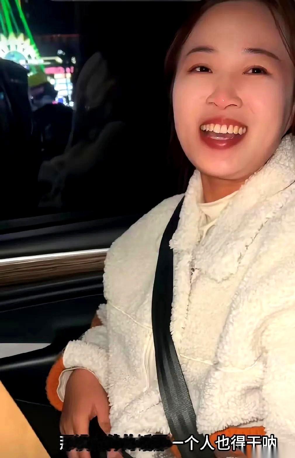 又来了，又来了。
派弟弟来接，自己躲在车里不出面，玩什么神秘感呢。
小娜那句“我