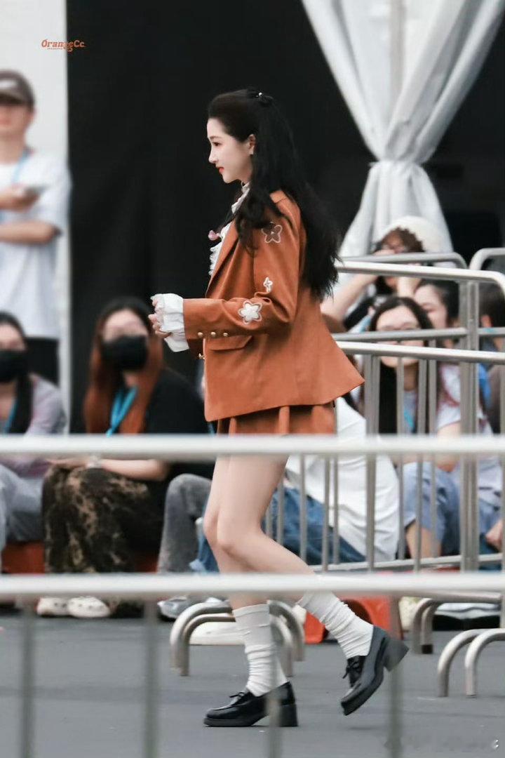 关晓彤五四晚会录制路透 棕色学院风套装好俏皮✨第八次登央视五四晚会，期待值拉满！