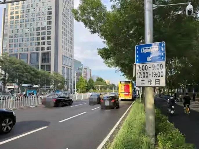 北京公交车道准备换成白色的了挺好，迷惑性挺强，主打一个看不出来 