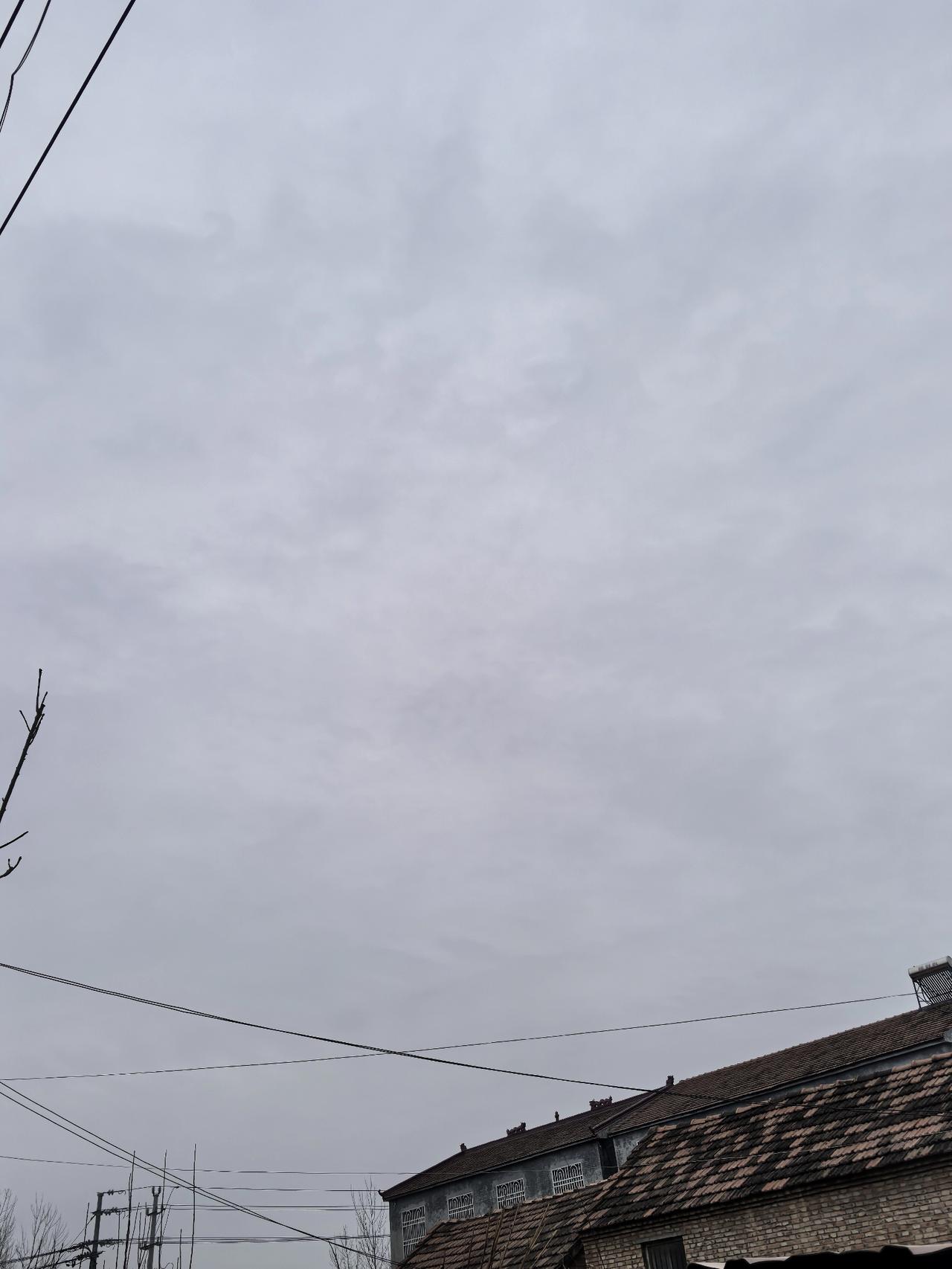 没有太阳的日子，风都变得温柔些🌬️ 慢悠悠走在街头，看云层低低掠过屋顶，原来阴