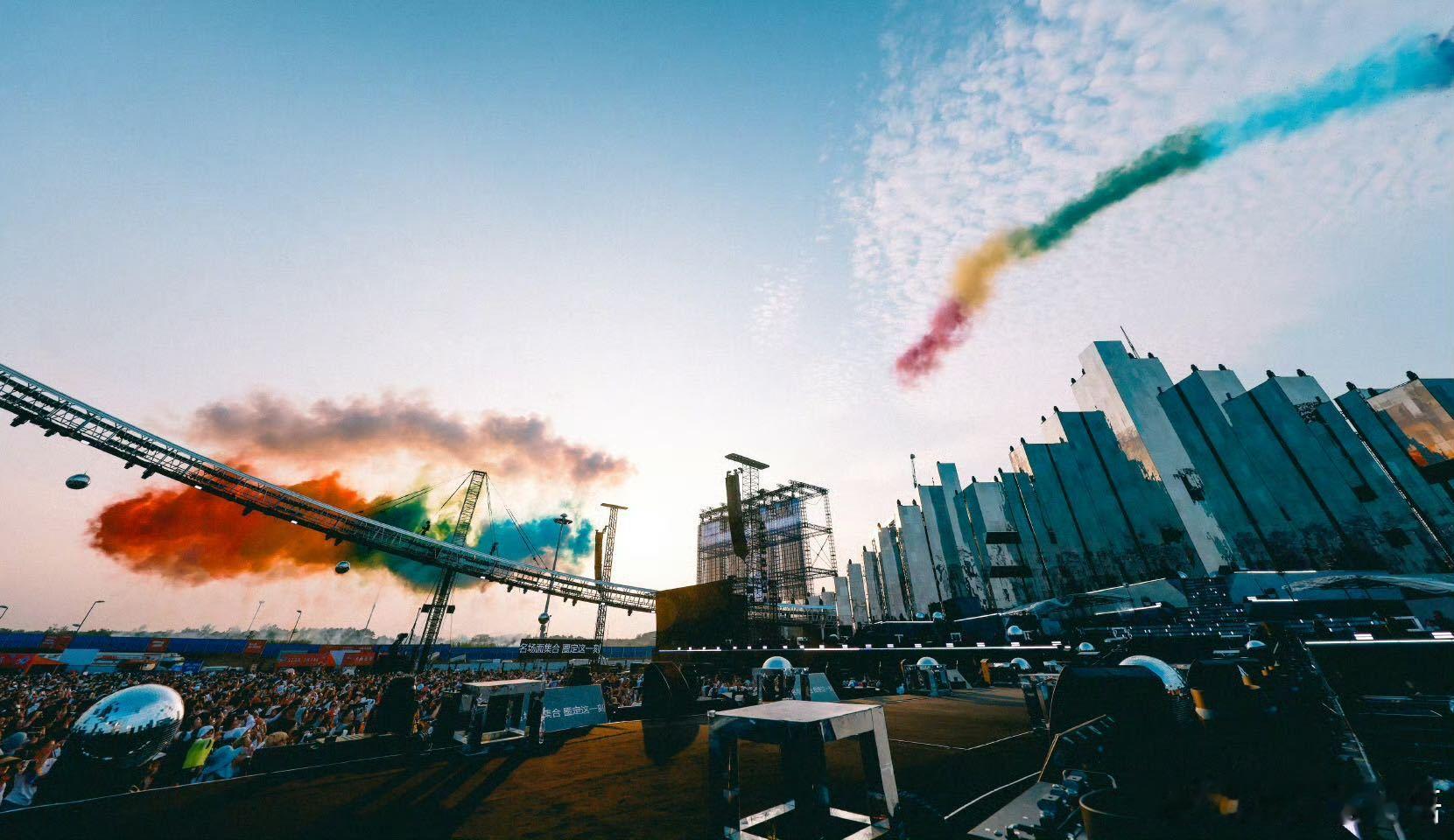 华晨宇演唱会 烟花六度点亮夜空，无人机群舞动科技与艺术的诗篇。的舞台是永不落幕的