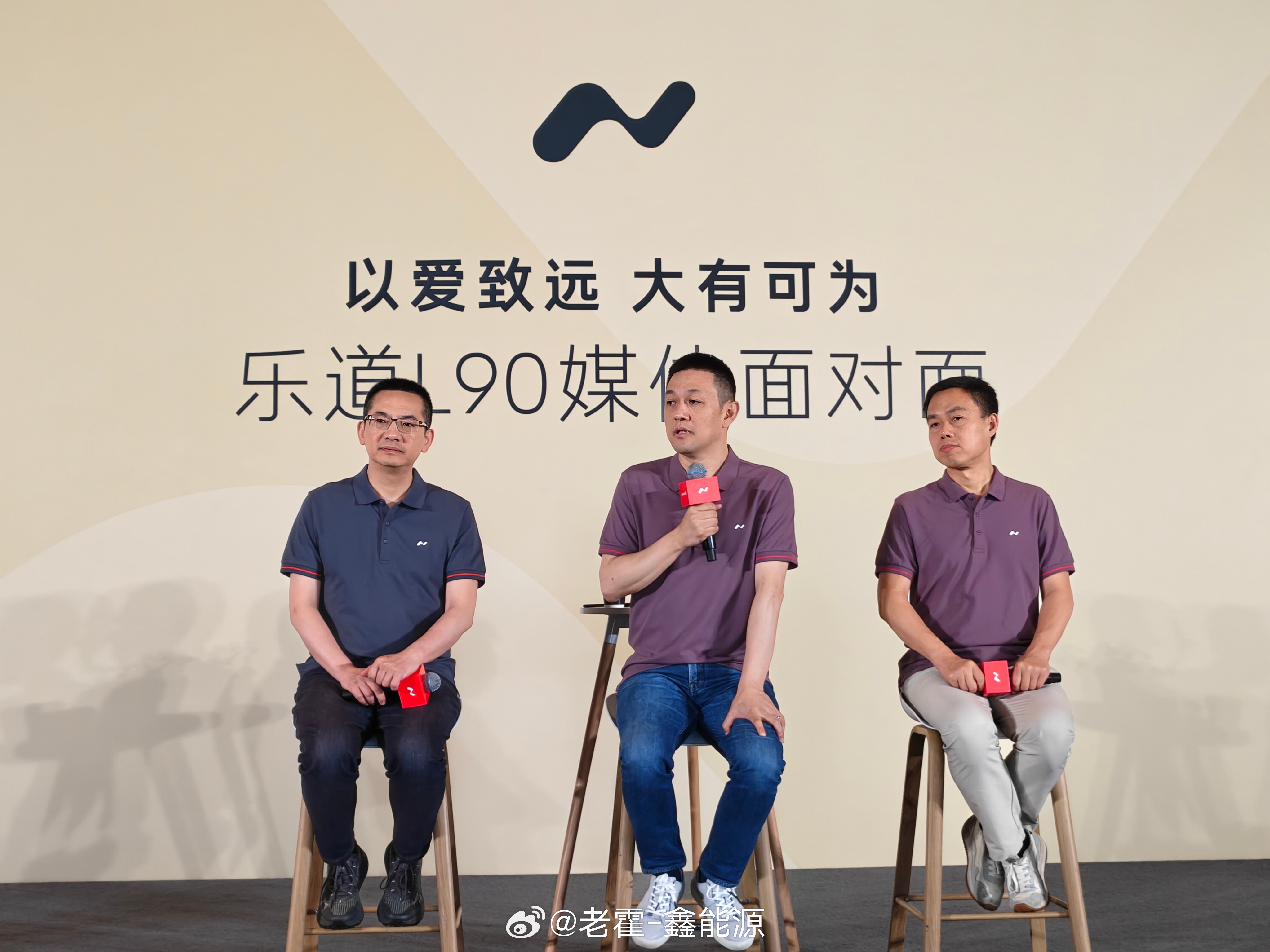 李斌：前天订单就增加了一倍，昨天订单又增加了一倍。力洪：要不沈斐说说话吧，他老不