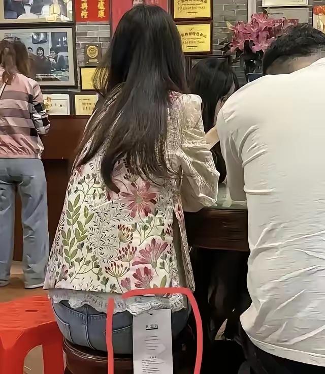 不知道大家发现没有，现在经常看到有人穿着带吊牌的衣服，我就想问问“新衣服穿了为什