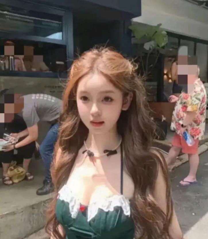 王思聪这次，大概率是真的被03年出生的懒懒给拴住了。
 
谁能想到，那个换女友比