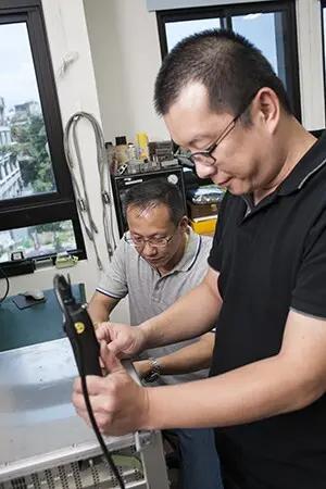“请打开你的袋子，我需要的是速度。”江西景德镇街头，鸡排摊主这句干脆利落的招呼，