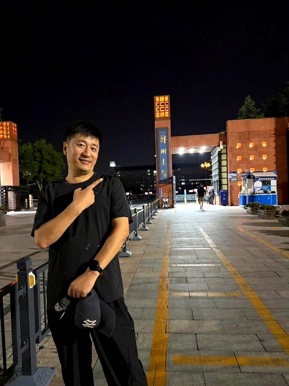 有时候啊，命运这事儿真说不清。

张雪峰去年七月，悄悄回了老家齐齐哈尔。他把小时