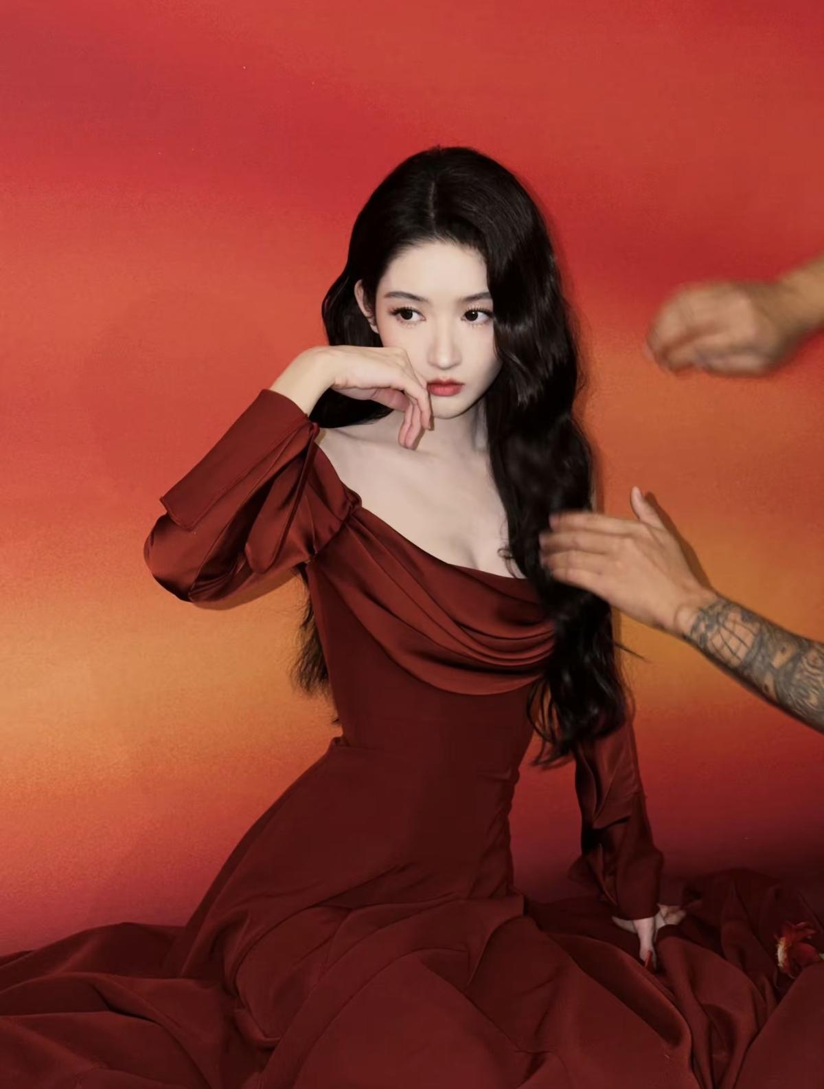 红裙曳地，鎏光缀肩，王玉雯把红毯的明艳与高级揉成了独一份的惊艳，裙摆晃动间，是骨