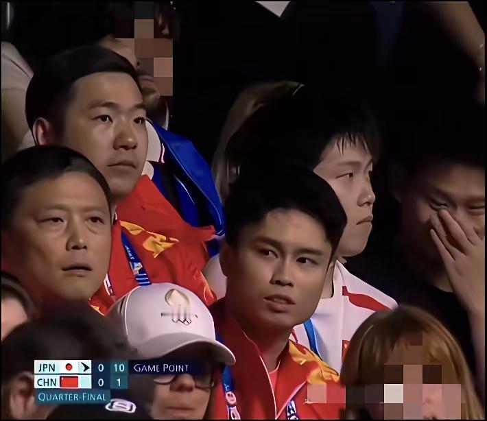 这是一张经典照片：
巴黎奥运会上
樊振东对张本智和
1：10落后
看台上
刘志强