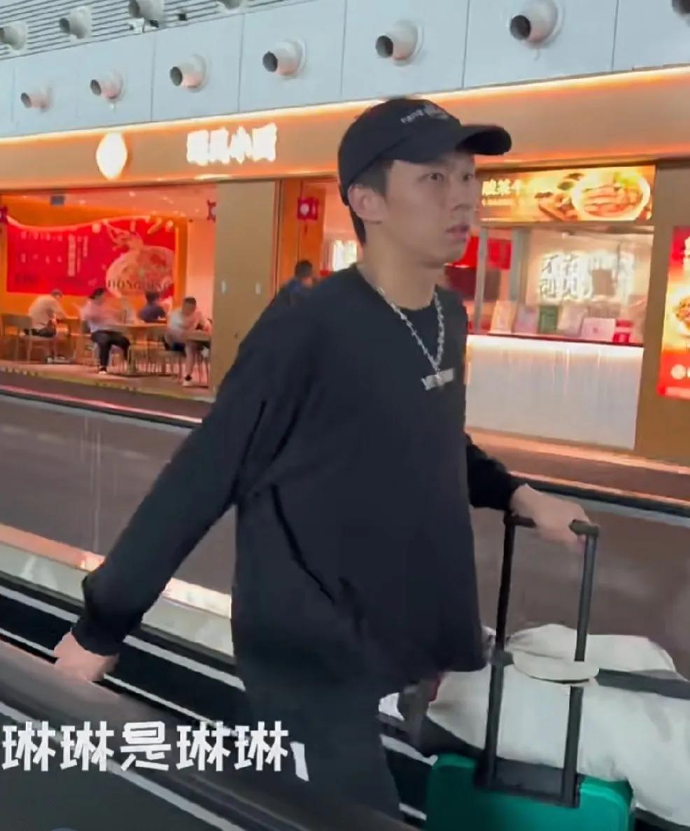 机场广播在呼唤林高远登机，
广州飞往北京的航班，
高远差点耽误了吧，哈哈。
回到