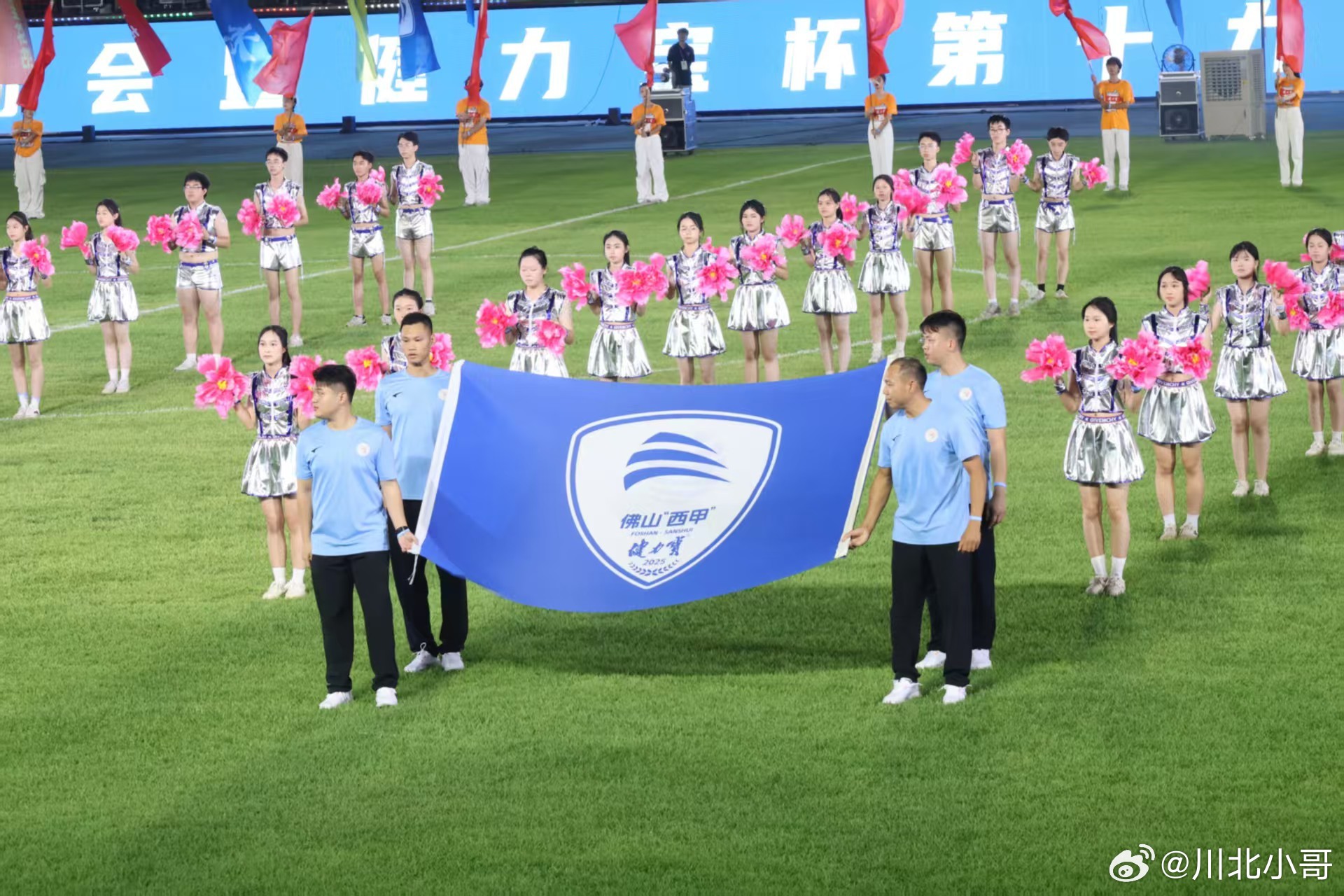 佛山西甲燃炸今夏！热血值爆表的赛场，正上演着最滚烫的足球狂欢——烟火三水的夜空下
