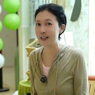 时隔二十余年，小龙女事件终于迎来新说法！7月15日，吴绮莉直播首度公开成龙始终不