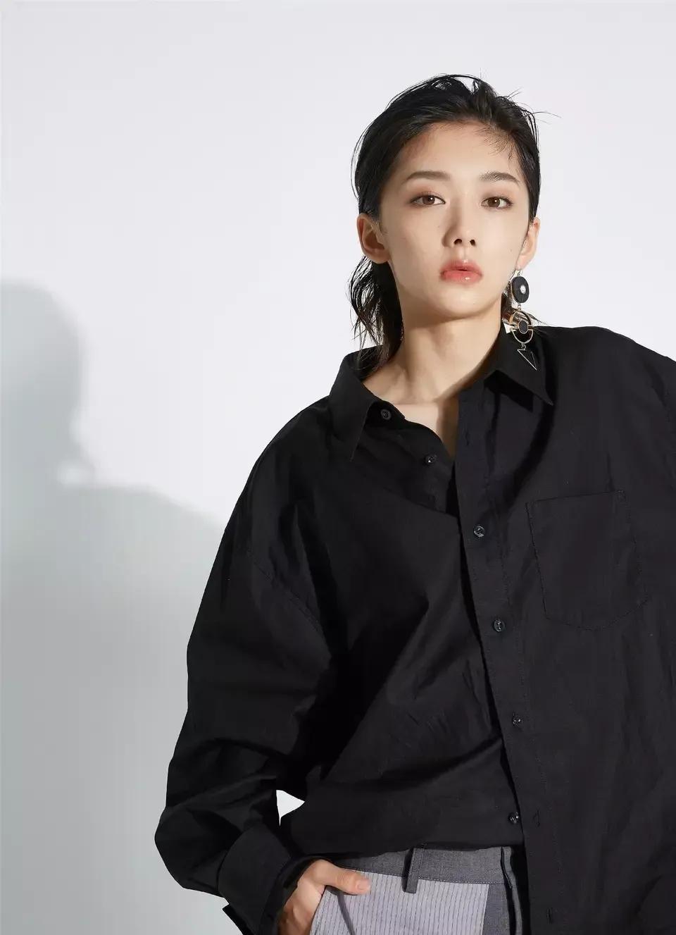《小芳》
今晚开播，
好奇查一下剧中女主小芳的扮演者王影璐…
不查不知道，原来，