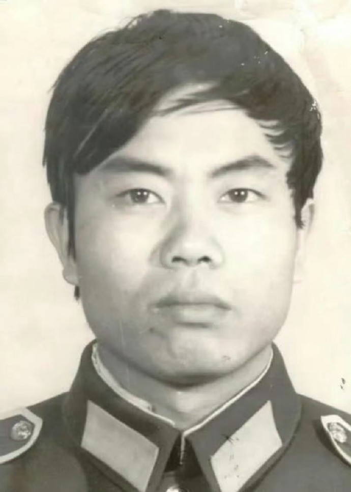 缉毒英雄陈建军，于1987年12月15日，陈建军只身与6名毒贩周旋，战斗中，陈建