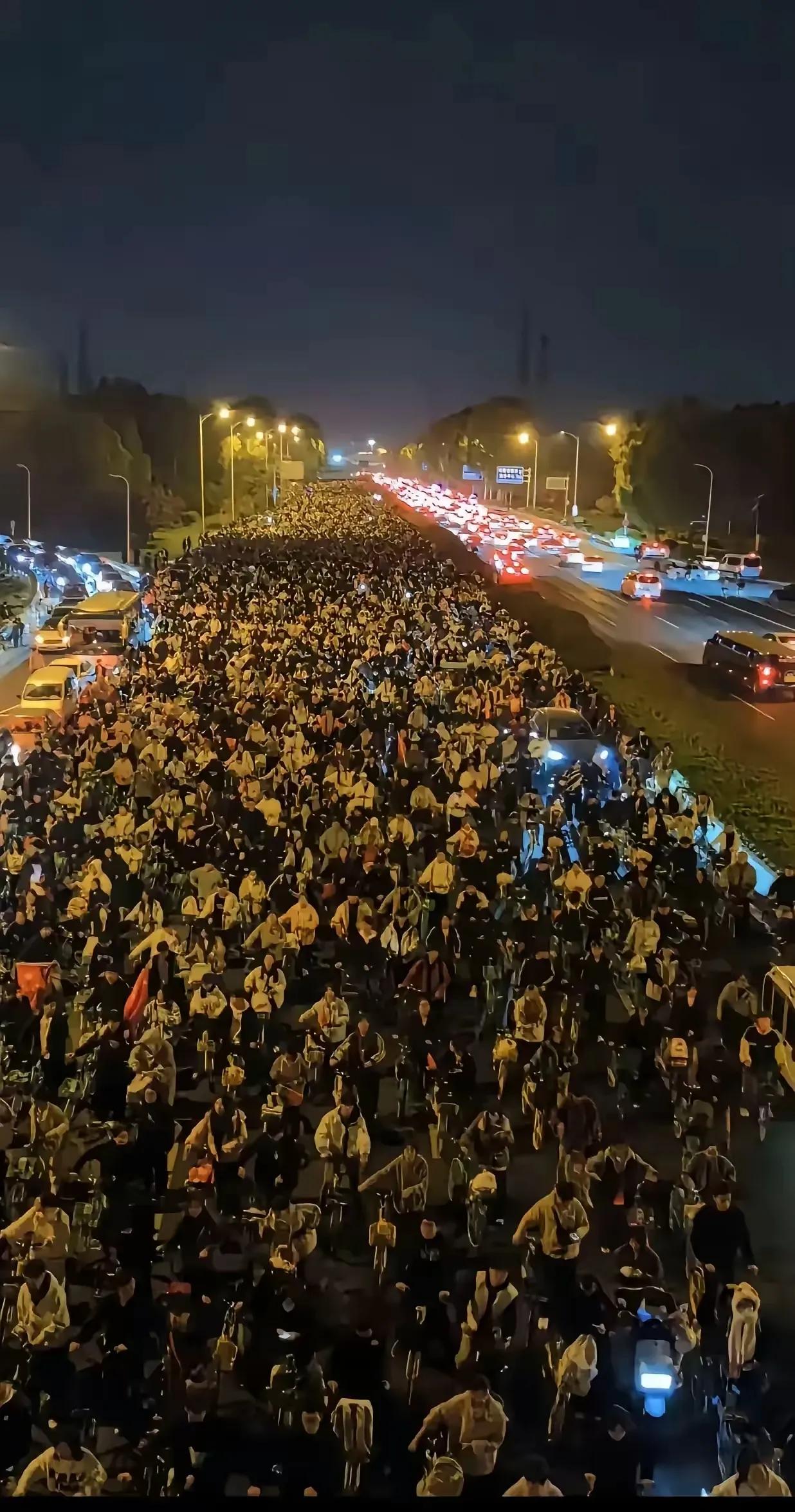 我有一个同事，孩子在郑州上大学 。

前两天，孩子给她打电话，说想和室友骑行去开