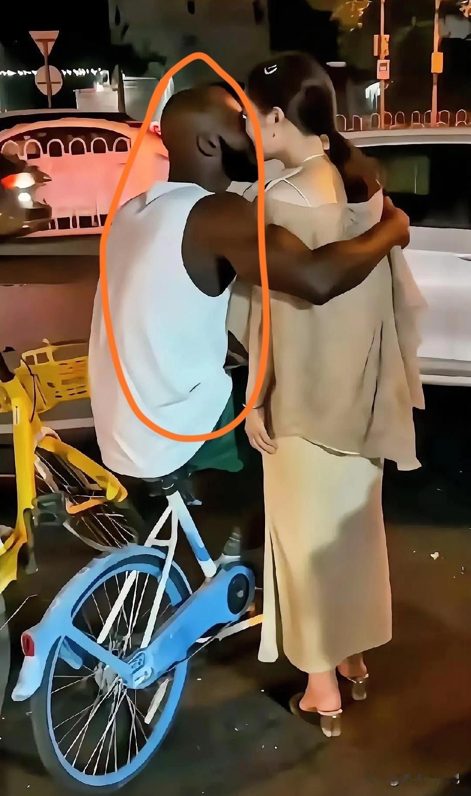 想不明白啊，
老外骑个破共享单车，
就搞定了一位美女，
而国内有的青年有房有车还
