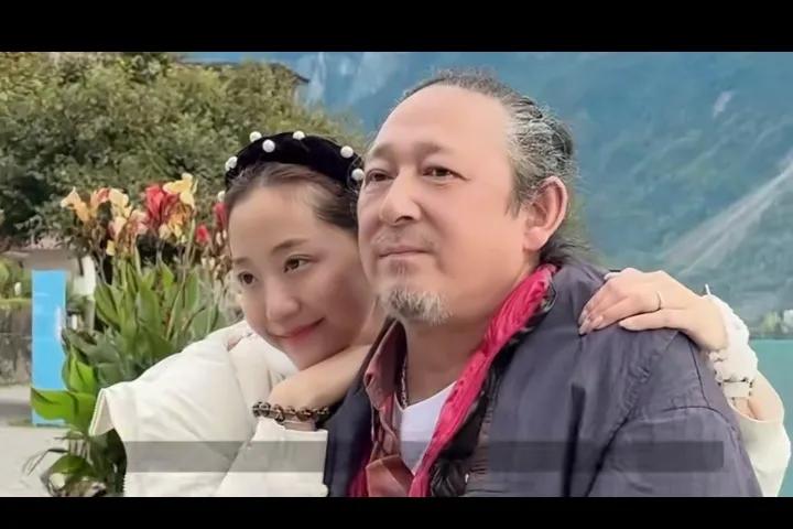 我真的理解为什么艺术家们要找小娇妻？因为只有更年轻的爱情可以让他们焕发无穷的活力