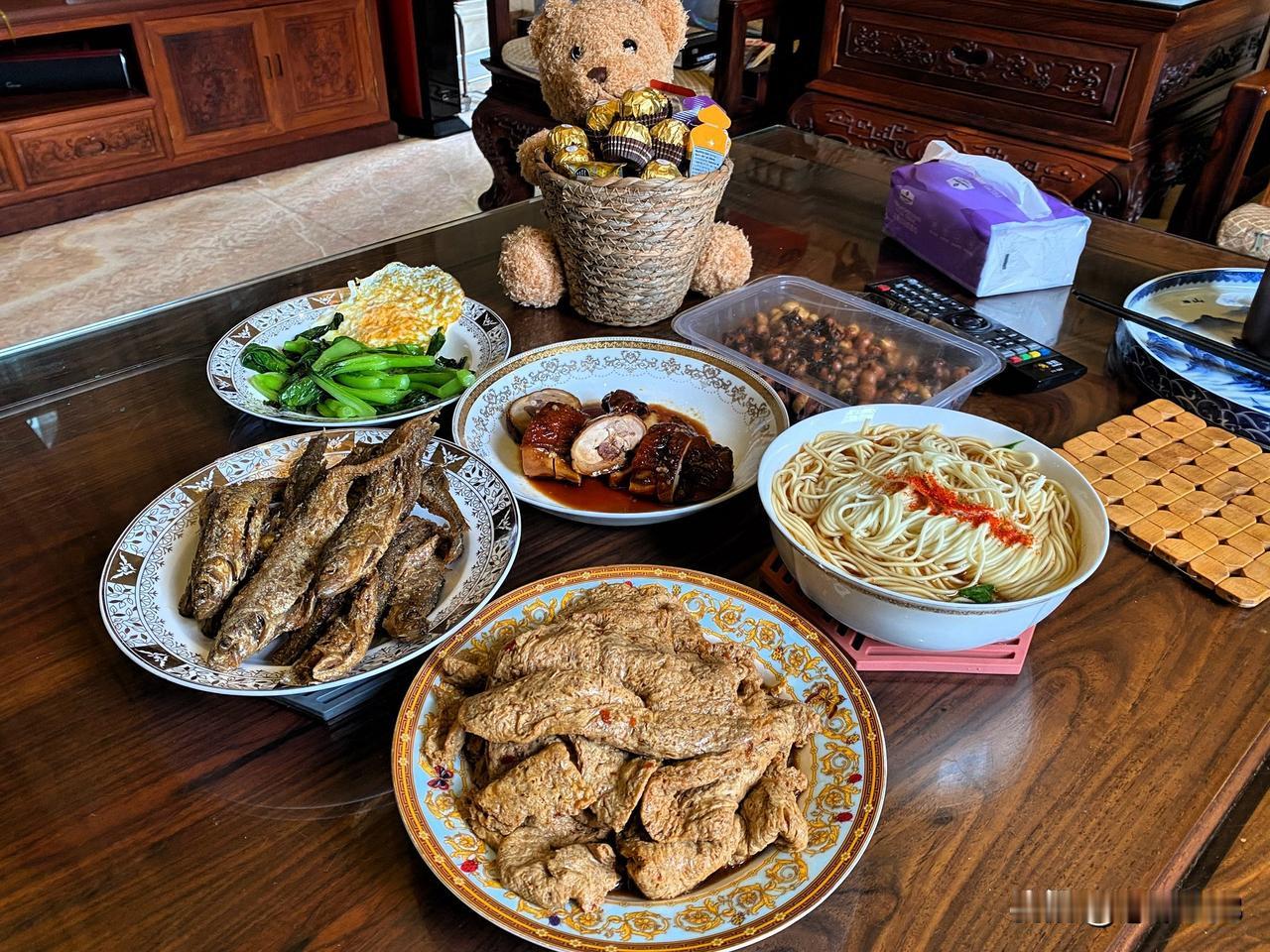 有小爆鱼、鸡腿、素鸡和干菜花生米，付款50元，感觉也不贵，主要是食材新鲜，口味丰